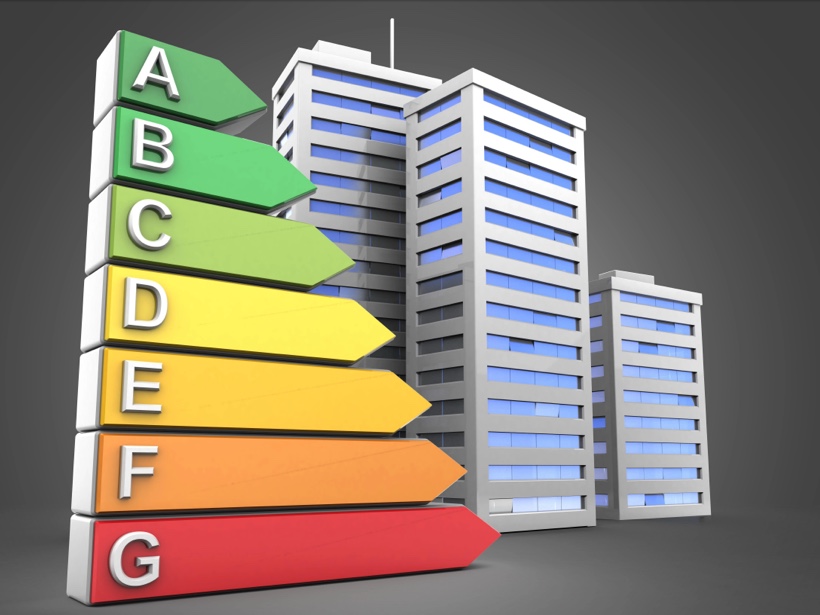 Étiquette de performance énergétique devant des immeubles modernes, soulignant l’impact de l’entretien préventif pour prolonger la vie de votre toiture tout en améliorant l’efficacité énergétique du bâtiment.