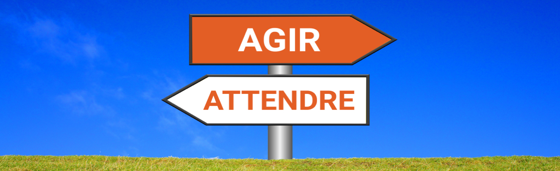 Panneau directionnel opposant “agir” et “attendre”, symbole du choix de reporter certaines étapes d’une inspection de toiture en hiver.